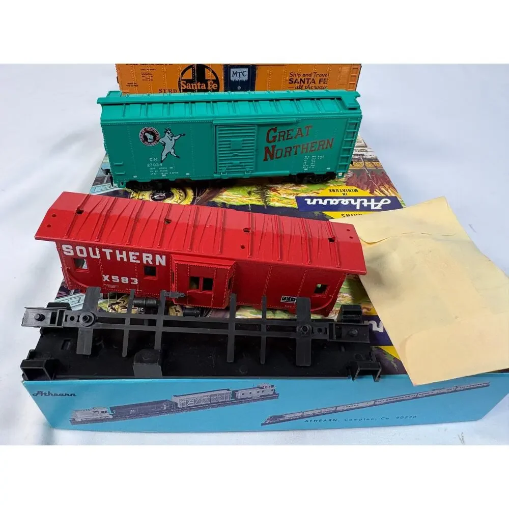 Athearn Ho Scale Lot Of 7 Freight Cars Mixed Roads Box Reefer Tank Caboose